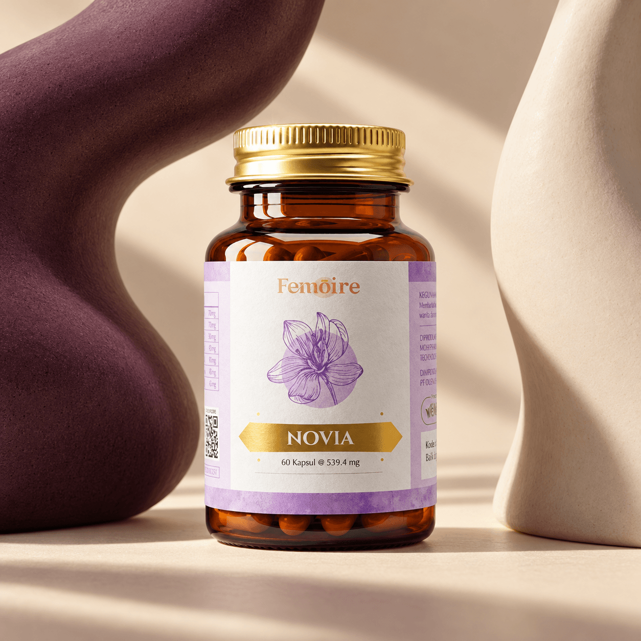 Botol Novia di antara keramik berwarna plum dan gading