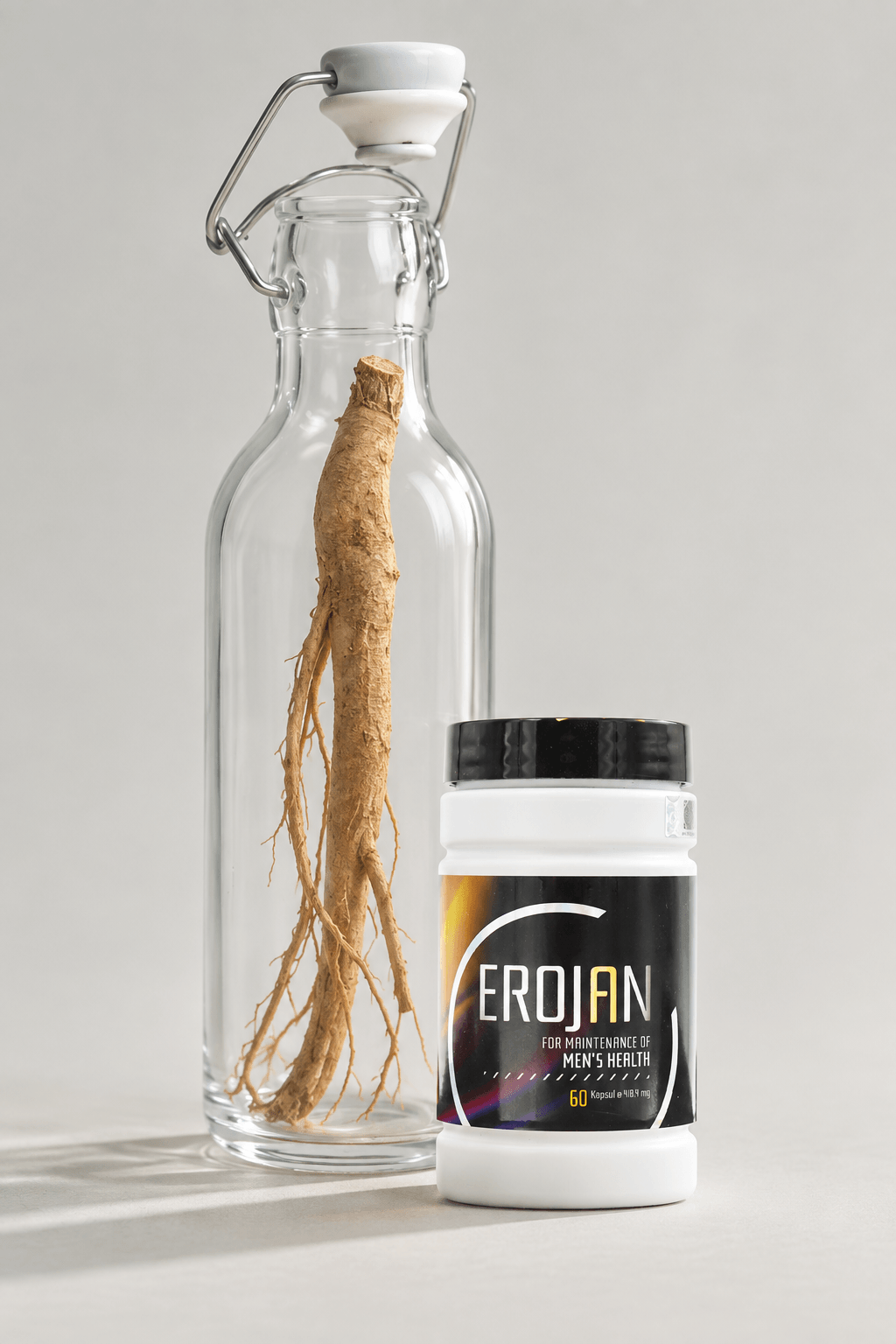 Botol Erojan dengan akar Tongkat Ali di dalam botol kaca bening.