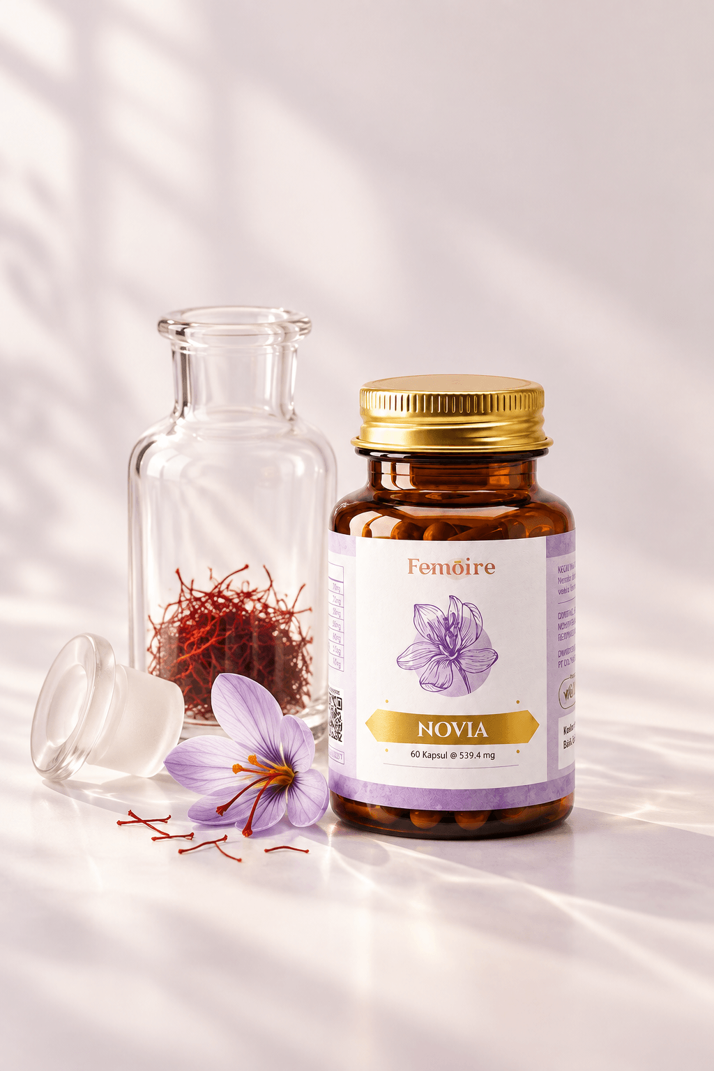 Botol Femoire Novia bertutup emas dengan bunga saffron dan benang saffron dalam botol kaca bening di atas latar ivory-lilac.
