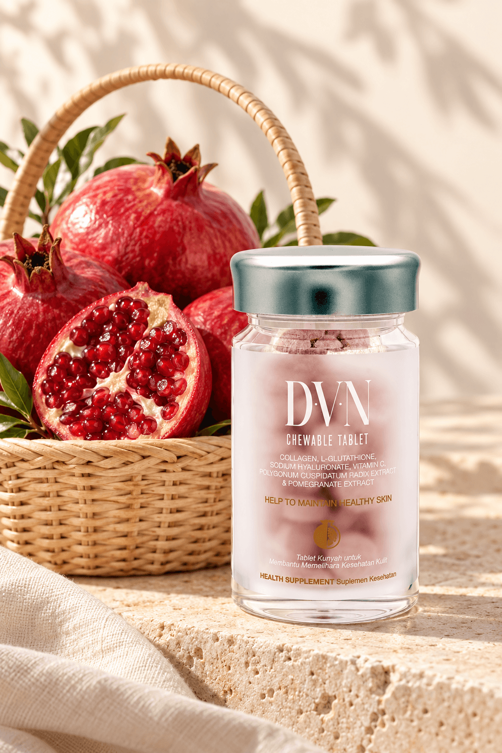 Ilustrasi fotografis botol DVN di depan keranjang rotan berisi buah delima merah, di atas batu ivory dengan linen dan cahaya pagi.